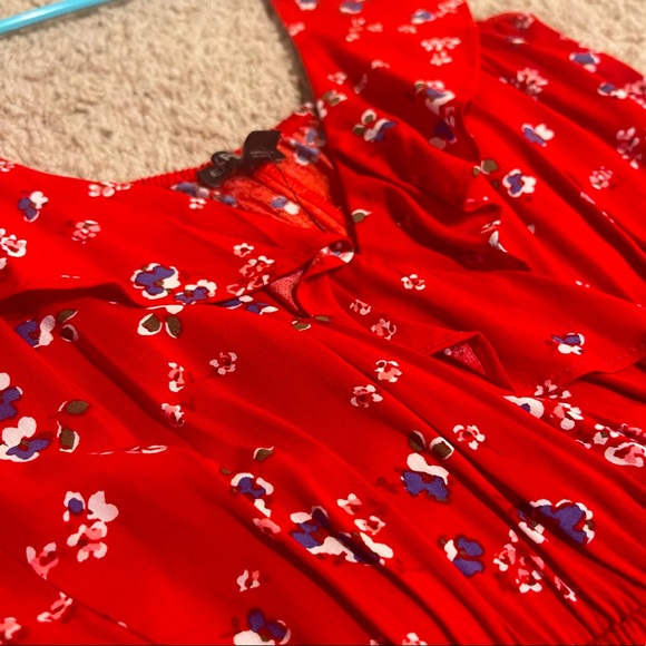 NWT- Women’s floral mini dress by Express - Picture 4 of 5